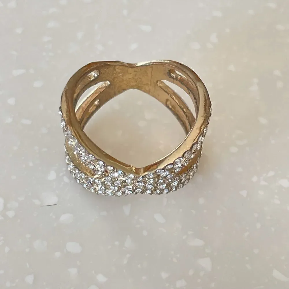 Crisscross costume ring